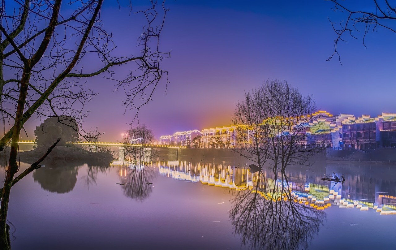 夜色中的梦幻乐园深圳欢乐谷夜场，探索灯火璀璨的冒险之旅