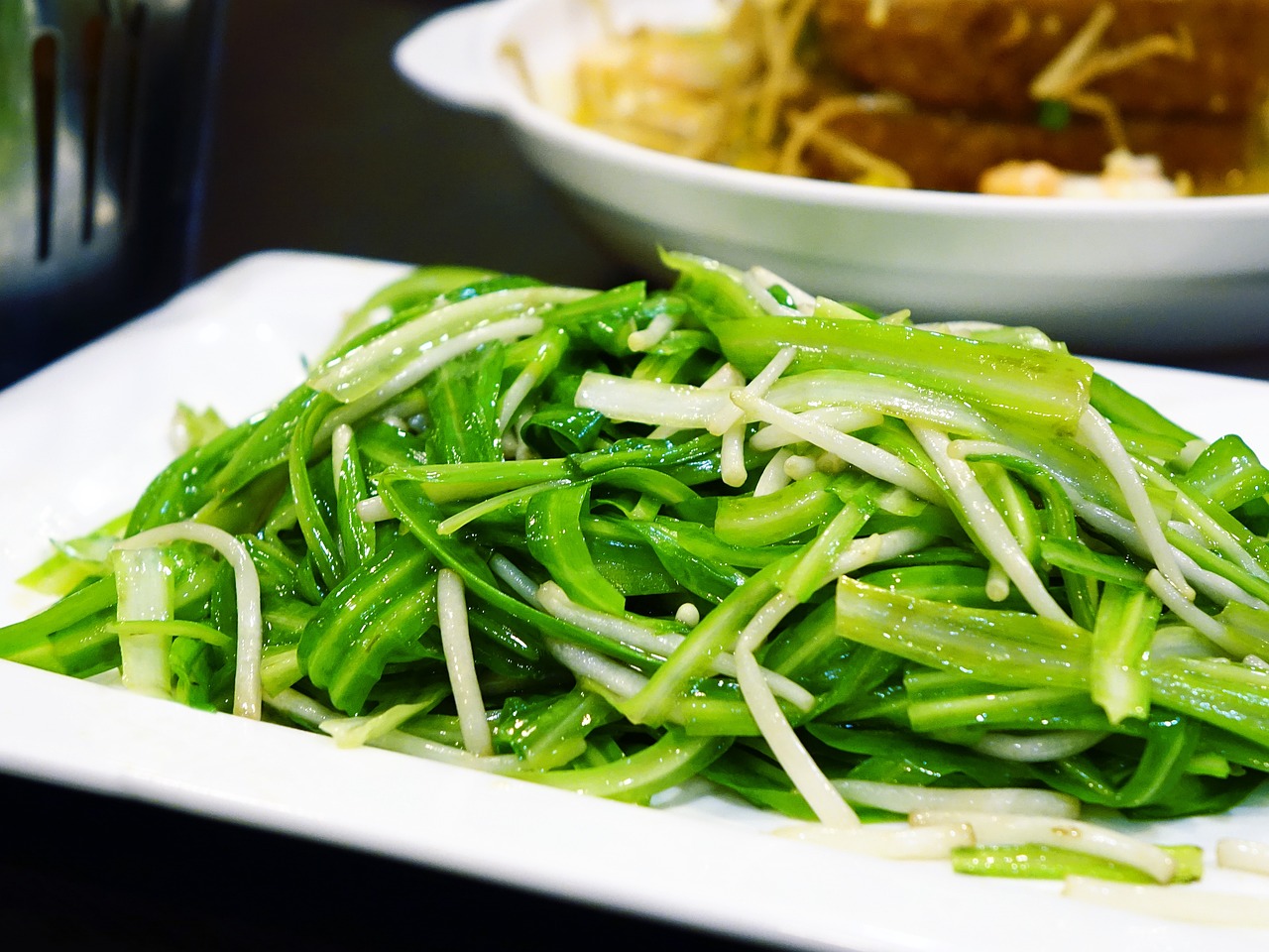 学校食堂现腐败变质食物，多方回应